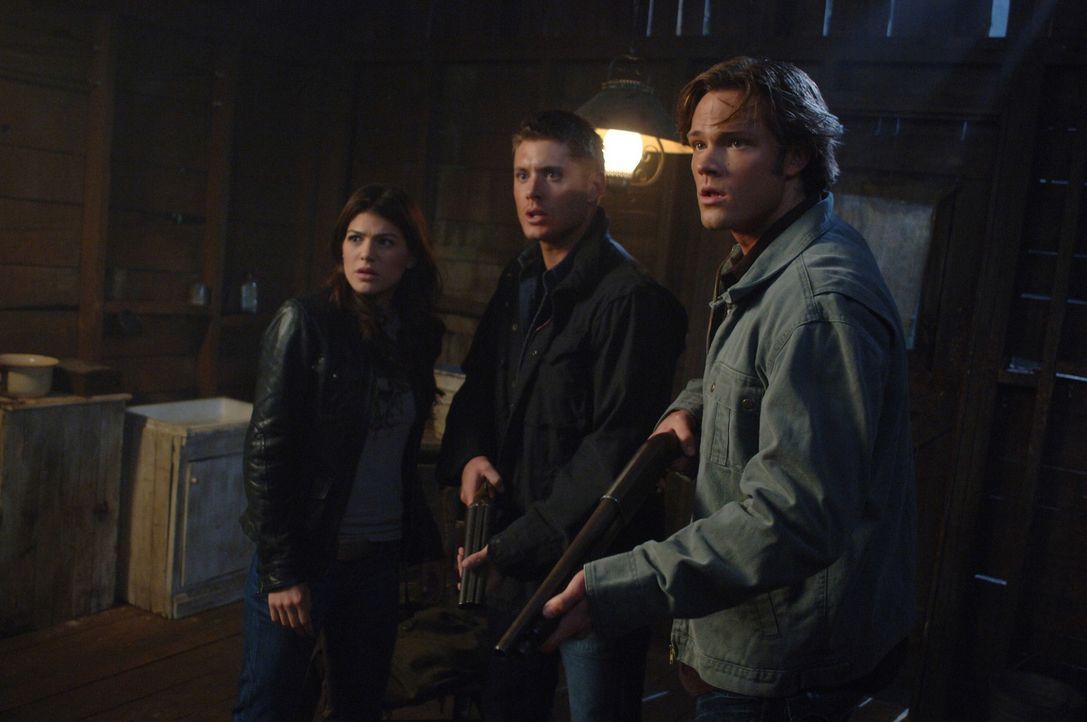 Versuchen Anna zu beschützen: Ruby (Genevieve Cortese, l.), Dean (Jensen Ackles, M.) und Sam (Jared Padalecki, r.) ... - Bildquelle: Warner Brothers