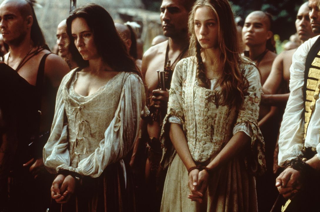 Die englischen Offizierstöchter Cora (Madeleine Stowe, Mitte l.) und Alice (Jodhi May, Mitte r.) fallen den hinterhältigen Huronen in die Hände ... - Bildquelle: 20th Century Fox