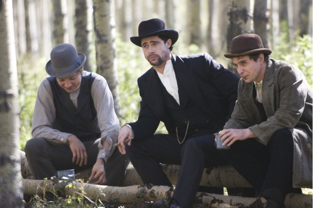 Der Bandit Jesse James (Brad Pitt, M.) ist mit seiner James-Younger-Bande (v.l.n.r.: Sam Shepard, Casey Affleck) der meistgesuchte Mann des Wilden W... - Bildquelle: TM and   2007 Warner Bros. Entertainment Inc. All Rights Reserved.