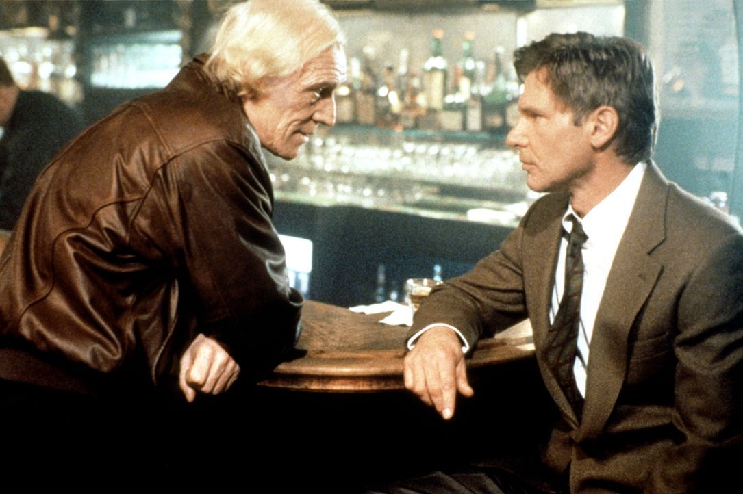 Der irische Aktivist Paddy O'Neil (Richard Harris, l.) gibt Jack Ryan (Harrison Ford, r.) den entscheidenden Tipp ... - Bildquelle: Paramount Pictures