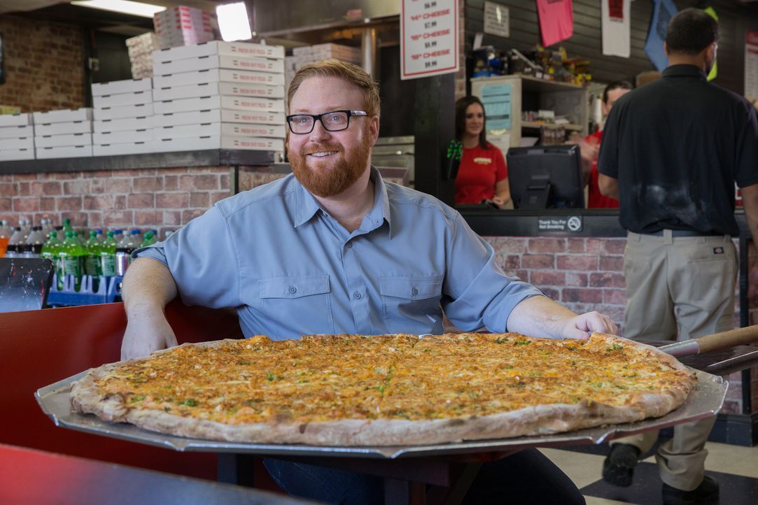 Food-Fanatiker Josh Denny ist begeistert von der riesigen Pizza im "Champs Pizza", doch was sagen die anderen Gäste? - Bildquelle: Bill Gray 2016, Television Food Network, G.P. All Rights Reserved.