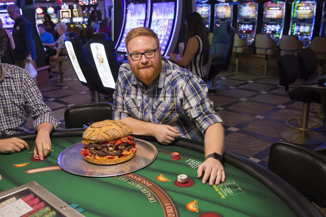 Food-Fanatiker Josh Denny stattet dem "Ellis Island Casino" in Las Vegas einen Besuch ab ... - Bildquelle: John Michael Cooper 2017, Television Food Network, G.P. All Rights Reserved.