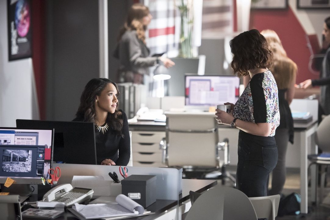 Die Freundschaft zwischen Iris (Candice Patton, l.) und Linda (Malese Jow, r.) wird auf eine neue Ebene gehoben, als The Flash die Hilfe der jungen... - Bildquelle: 2015 Warner Brothers.