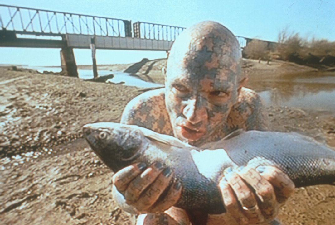 Der Rästelmann (The Enigma), der nicht nur lebende Fische isst, gehört zu einer in Florida ansässigen Kolonie von Wanderzirkusdarstellern. - Bildquelle: TM +   2000 Twentieth Century Fox Film Corporation. All Rights Reserved.