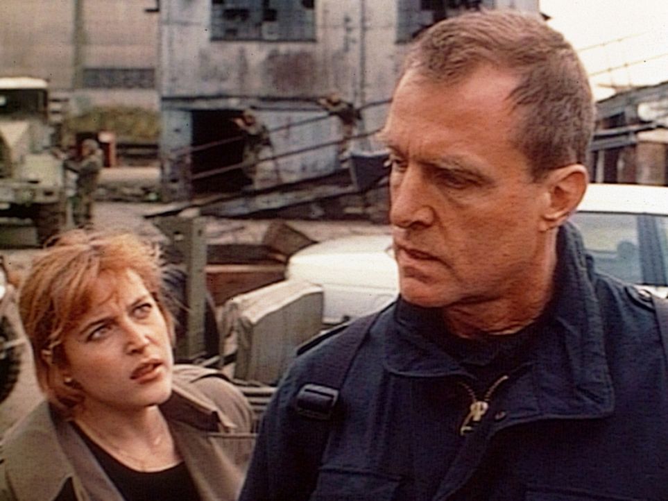 Scully (Gillian Anderson, l.) versucht Colonel Henderson (Marshall Bell, r.) davon zu überzeugen, dass die gewaltsame Erstürmung des Lagerhauses n... - Bildquelle: TM +   Twentieth Century Fox Film Corporation. All Rights Reserved.