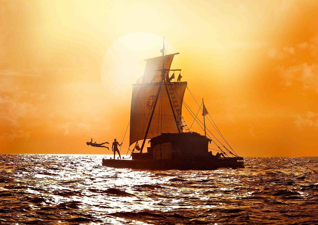 Die erste Zeit der Mission auf dem Meer lässt es sich die Crew gutgehen ... - Bildquelle: DCM Film Distribution GmbH