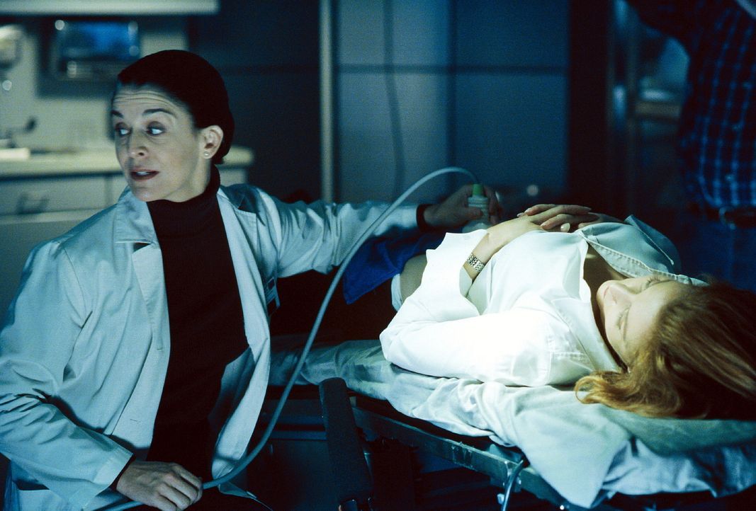 Während des Ultraschalls in der Klinik, macht sich Scully (Gillian Anderson, r.) Sorgen um ihr Ungeborenes. - Bildquelle: TM +   2000 Twentieth Century Fox Film Corporation. All Rights Reserved.