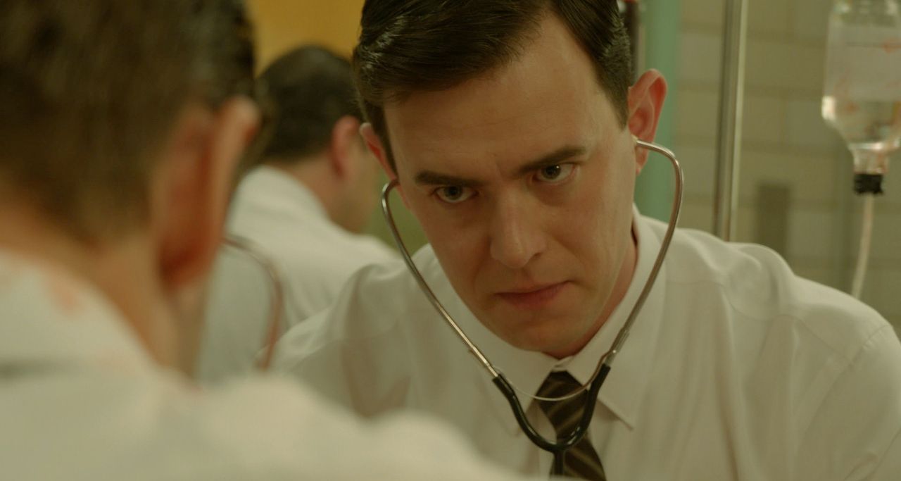 Als der angeschossene Präsident ins Parkland eingeliefert wird, ist als erster der junge Arzt Dr. Malcom Perry (Colin Hanks) zur Stelle. Er versuch... - Bildquelle: 2013 WALLEYE PRODUCTIONS, LLC ALL RIGHTS RESERVED.