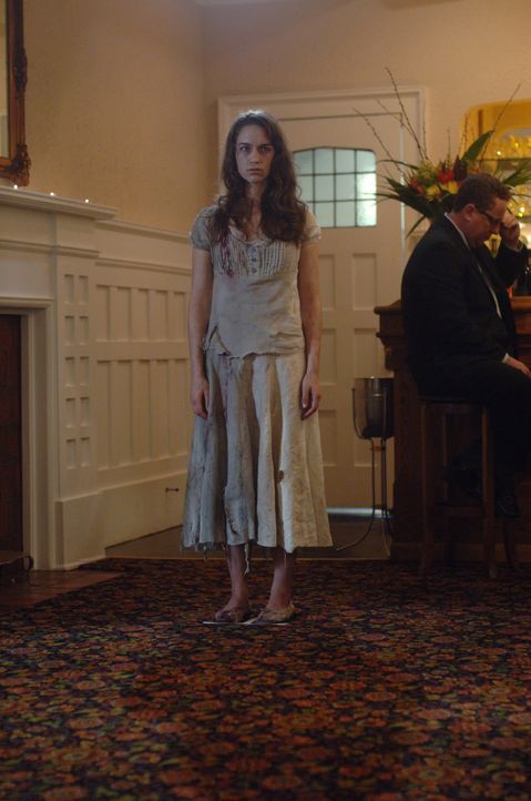 Durch das weiß gekleidete Mädchen (Melanie Scrofano) findet Dean heraus, dass alle Menschen, die er und Sam in der Vergangenheit gerettet haben, in... - Bildquelle: Warner Bros. Television
