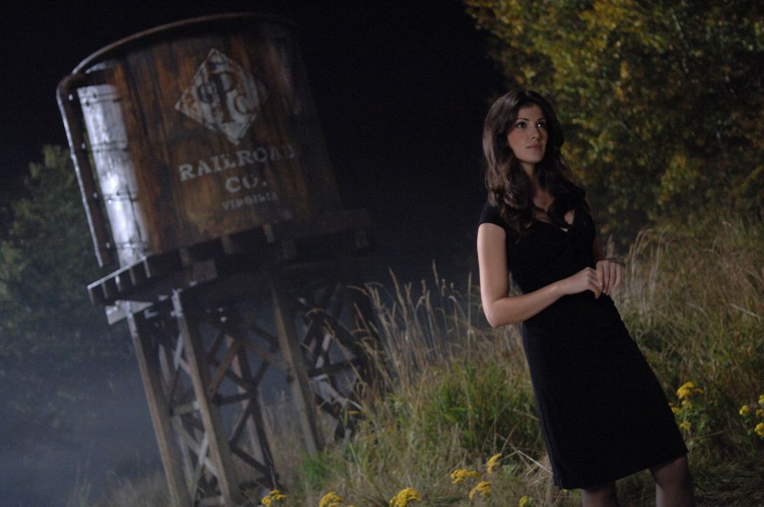 Die Dämonin (Jeanette Sousa) kennt keine Gande und trachtet nach dem Leben von Evan ... - Bildquelle: Warner Bros. Television