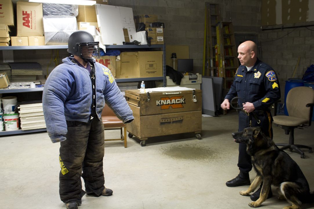 Hundetrainer Tim Scannell (r.) bildet viele Polizei- und Familienhunde aus. Jetzt hätte er gerne einen Ort, wo Trainer, Hundebesitzer und Hunde nach... - Bildquelle: 2014, DIY Network/Scripps Networks, LLC. All RIghts Reserved.