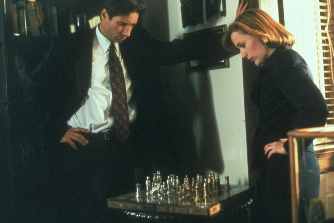 Mulder (David Duchovny, l.) erklärt Scully (Gillian Anderson, r.), warum er nach einer Serie von Selbstmorden und Unglücksfällen in einem Militärkra... - Bildquelle: TM +   Twentieth Century Fox Film Corporation. All Rights Reserved.