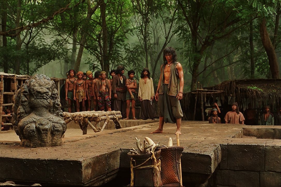 Nachdem Tien (Tony Jaa) knapp der Sklaverei entgangen ist, landet er bei einer Räuberbande, die schon bald sein großes Potential als Kämpfer entdeck... - Bildquelle: Splendid Film