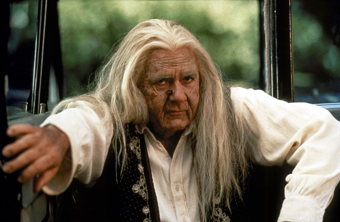 Der Anführer des Zigeuner-Clans (Michael Constantine) belegt Billy mit einem grausigen Fluch, der fatale Folgen hat: Billy stellt bald entsetzt fest... - Bildquelle: Paramount Pictures
