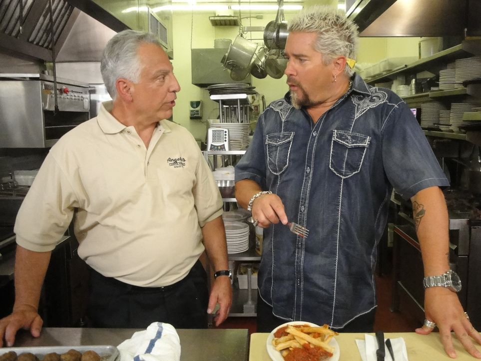 Mit dem Chef von "Angelo's Civita Farnese" Bob Antignano (l.), ist Guy Fieri (r.) direkt auf einer Wellenlänge ... - Bildquelle: 2012, Television Food Network, G.P. All Rights Reserved.