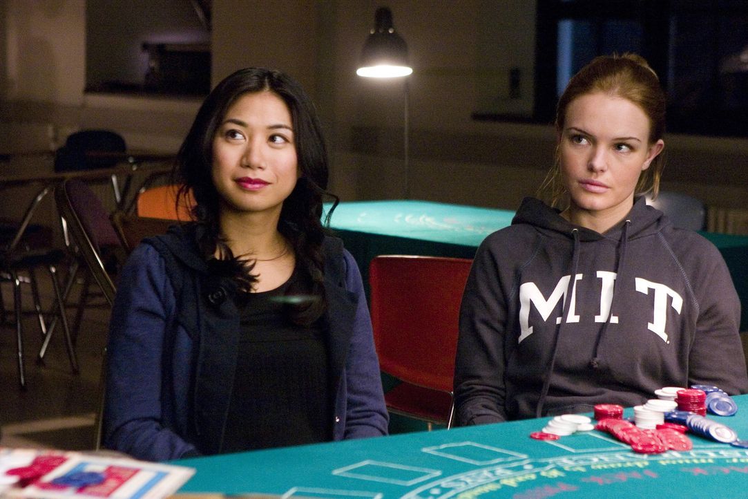 Die MIT-Studentinnen Jill (Kate Bosworth, r.) und Kianna (Liza Lapira, l.) sind Mitglieder des "Blackjack Teams" von Professor Micky Rosa. Er bringt... - Bildquelle: CPT Holdings, Inc. All Rights Reserved.