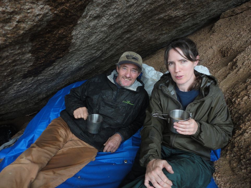 Auf der Suche nach dem Topaz geraten Amanda Adkins (r.) und Rich Fretterd (l.) in ein heftiges Gewitter. In einer Höhle finden sie Unterschlupf ... - Bildquelle: High Noon Entertainment 2014