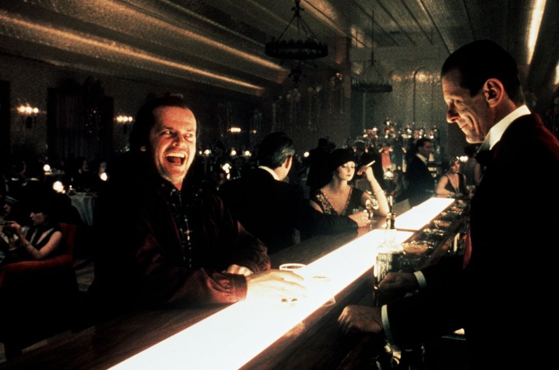 Jack (Jack Nicholson, l.) feiert mit den Gästen, die allerdings nur in seinem Kopf existieren, an der Hotelbar ... - Bildquelle: Warner Bros.