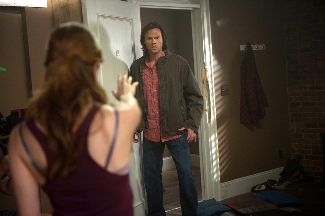 Kommt Sam (Jared Padalecki, r.) noch rechtzeitig, um April (Shannon Lucio, l.) davon abzuhalten, Castiel zu töten? - Bildquelle: 2013 Warner Brothers