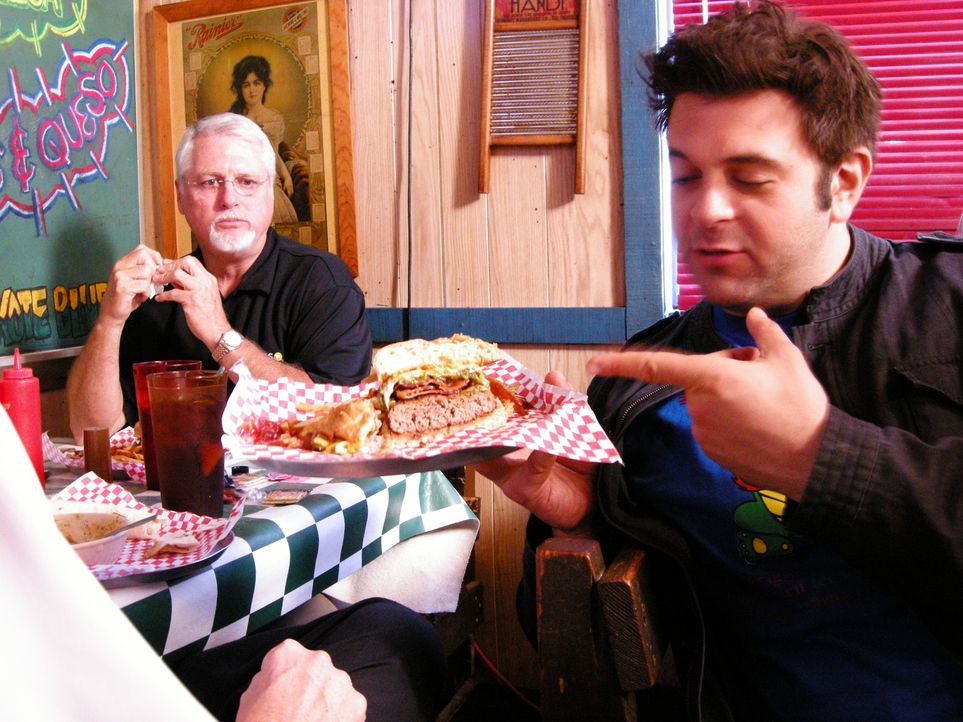 In Amarillo im Coyote Bluff Café gibt es den Höllen-Burger, der Adam (r.) ein intensives und scharfes Geschmackserlebnis bietet. Doch Adam schafft j... - Bildquelle: 2008, The Travel Channel, L.L.C.