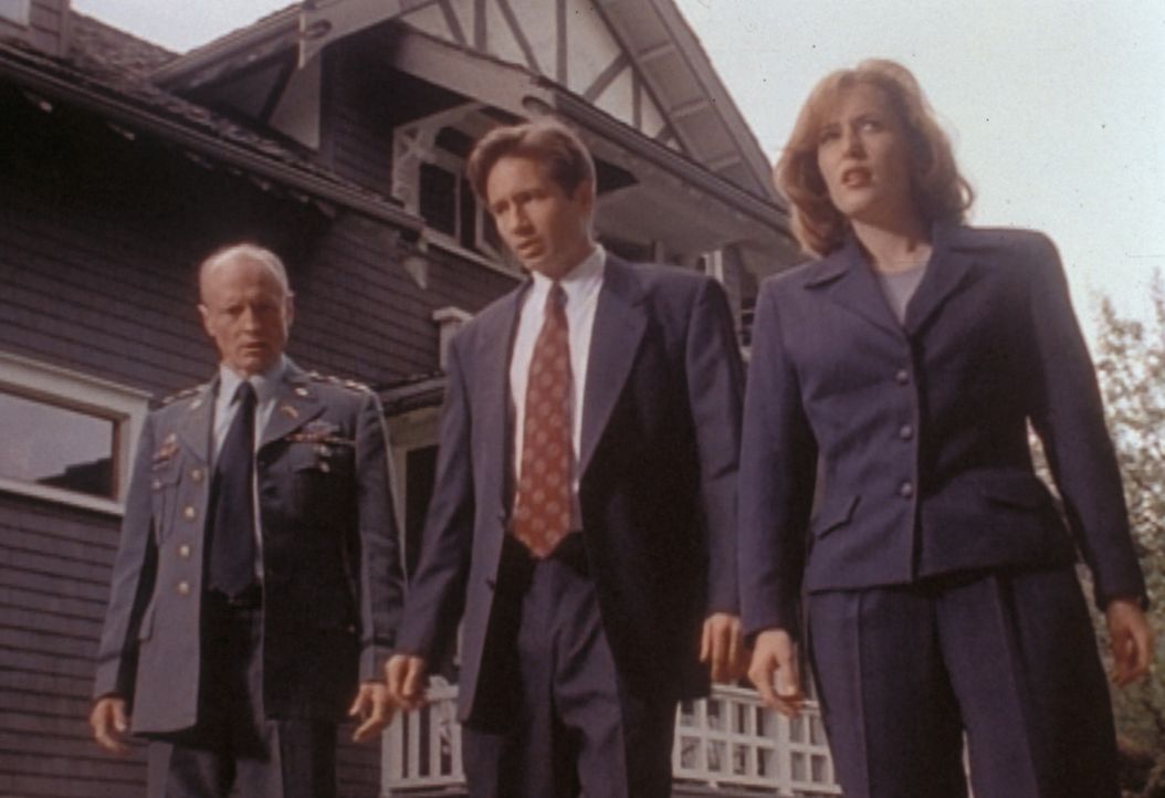 Scully (Gillian Anderson, r.) und Mulder (David Duchovny, M.) erklären General Callahan (Thomas Kopache, l.), dass er und seine Familie nach einer g... - Bildquelle: TM +   Twentieth Century Fox Film Corporation. All Rights Reserved.