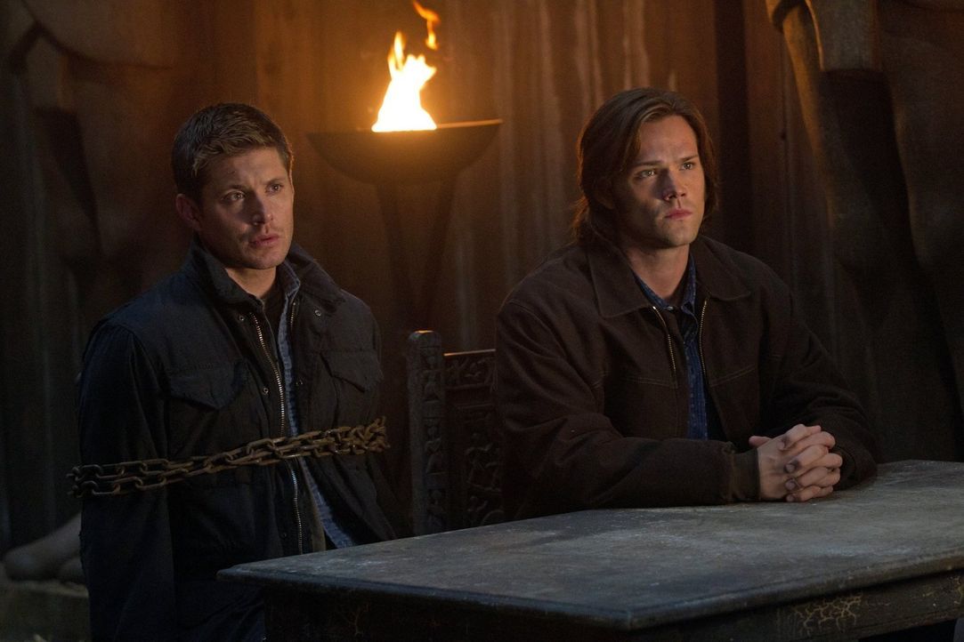 Dean (Jensen Ackles, l.) und Sam (Jared Padalecki, r.) untersuchen eine Reihe von grausamen Morden und finden heraus, dass der ägyptische Gott Osiri... - Bildquelle: Warner Bros. Television