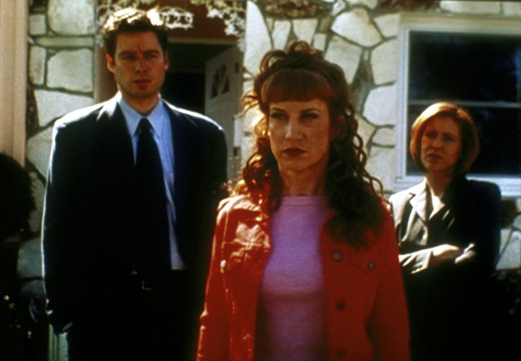 Betty Templeton (Kathy Griffin, M.) ist sauer auf ihre Doppelgängerin. Mulder II (Steve Kiziak, l.) und Scully II (Arlene Pileggi) sind gespannt, wa... - Bildquelle: TM +   2000 Twentieth Century Fox Film Corporation. All Rights Reserved.