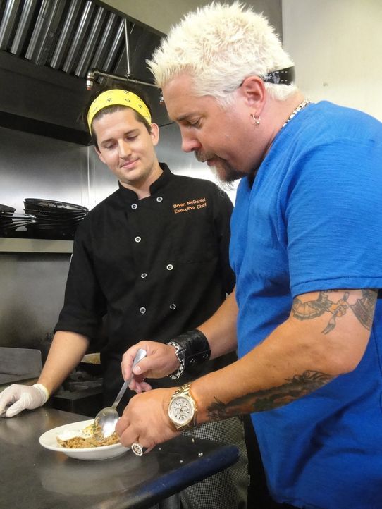 Für Guy Fieri (r.) geht nichts über eine gute Mahlzeit. Bryan McDaniel (l). ist gespannt, ob ihm sein Essen zusagen wird ... - Bildquelle: 2012, Television Food Network, G.P. All Rights Reserved.