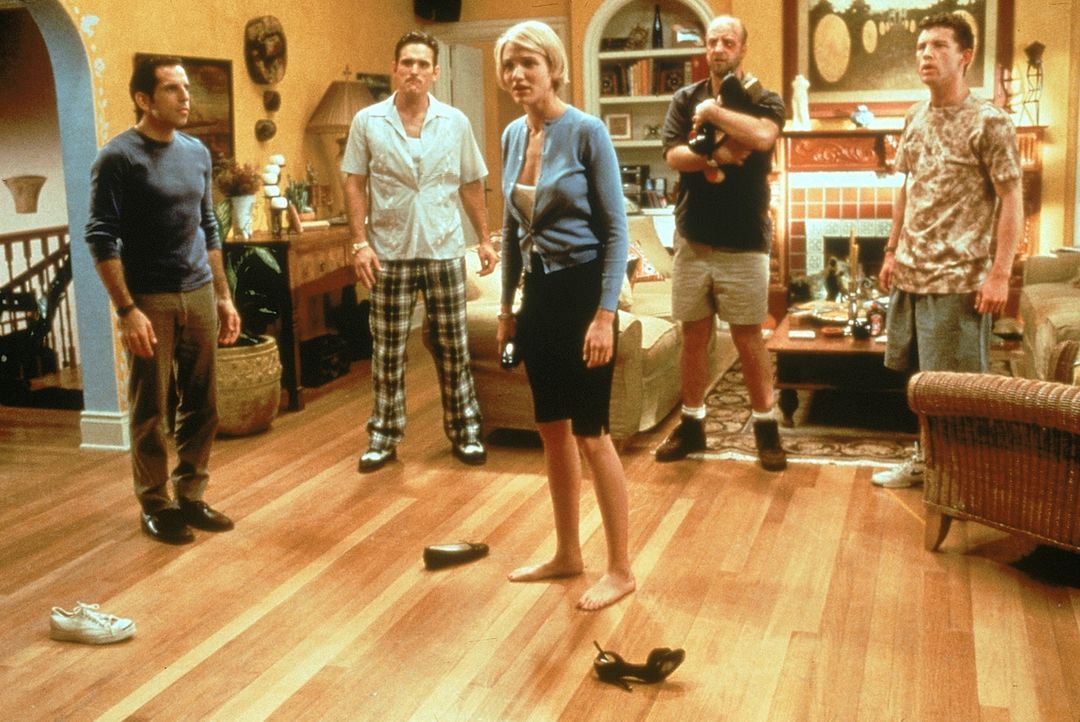 Die schöne Mary (Cameron Diaz, M.) hat allen den Kopf verdreht. Nun versuchen sich Ted (Ben Stiller, l.), Pat (Matt Dillon, 2.v.l.), Dom (Chris Elli... - Bildquelle: 1998 Twentieth Century Fox Film Corporation. All rights reserved.