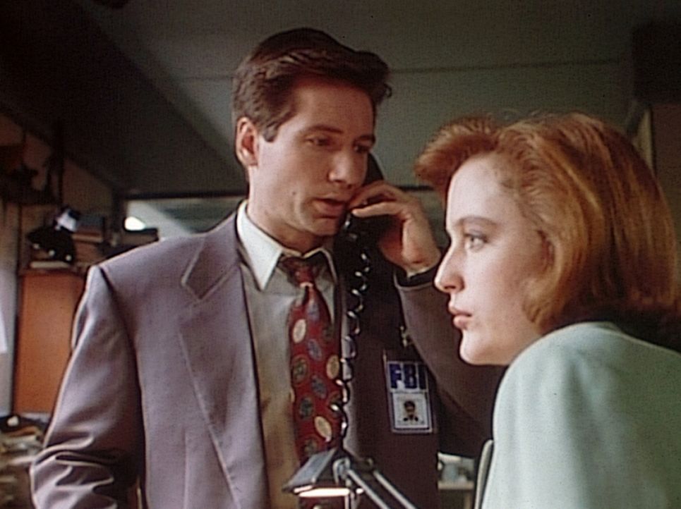 Scully (Gillian Anderson, r.) wird Zeugin, als Mulder (David Duchovny, l.) von einem Mörder angerufen wird, der eigentlich vor vier Jahren gestorben... - Bildquelle: TM +   Twentieth Century Fox Film Corporation. All Rights Reserved.