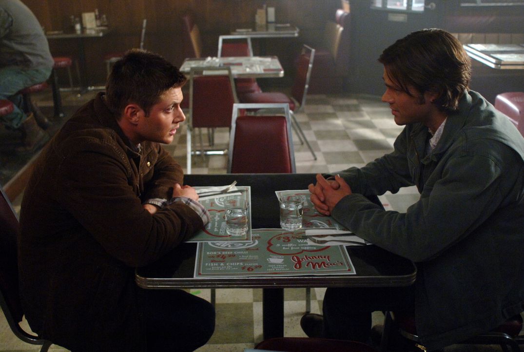 Vier Monate sind vergangen und Dean (Jensen Ackles, l.) wurde aus der Hölle befreit. Sam (Jared Padalecki, r.) kann es kaum glauben ... - Bildquelle: Warner Bros. Television