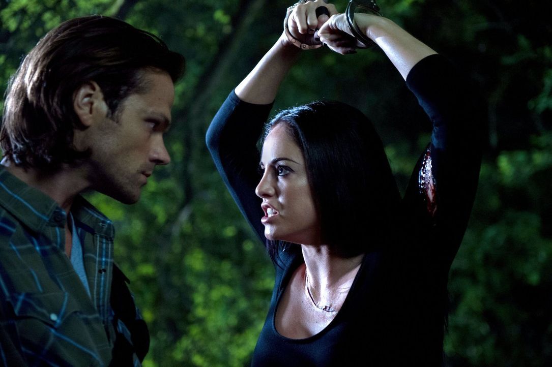 Obwohl Crowley alles daran gesetzt hat, nicht gefunden zu werden und keiner seiner Dämonen mit Sam (Jared Padalecki, l.) reden durfte, gelingt es Sa... - Bildquelle: 2016 Warner Brothers
