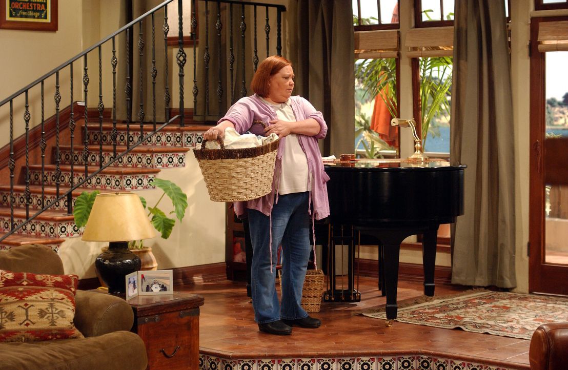 Berta (Conchata Ferrell), die gute Seele des Hauses ... - Bildquelle: Warner Brothers Entertainment Inc.