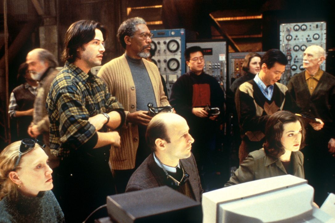 Wird der Test klappen? Eddie Kasalivich (Keanu Reeves, l., stehend) und Paul Shannon (Morgan Freeman, M., stehend) erwarten mit Spannung das Ergebni...