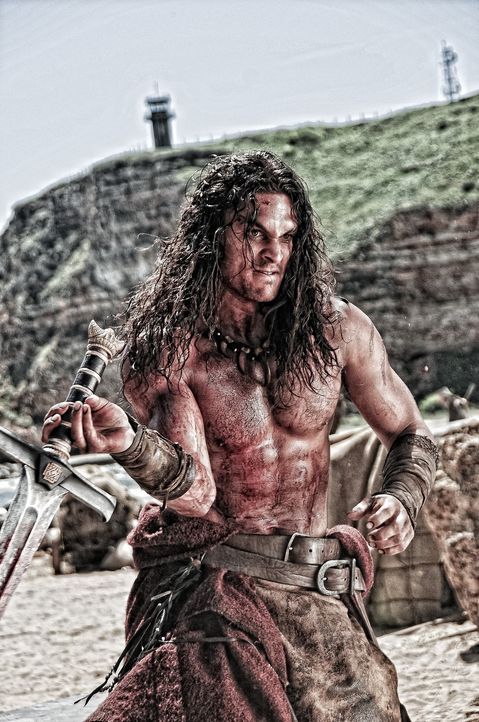 Begibt sich auf einen brutalen Rachefeldzug, um Warlord Khalar Zym, den Verantwortlichen für den Angriff und den Tod seines Vaters, zu töten: Conan... - Bildquelle: Nu Image Films