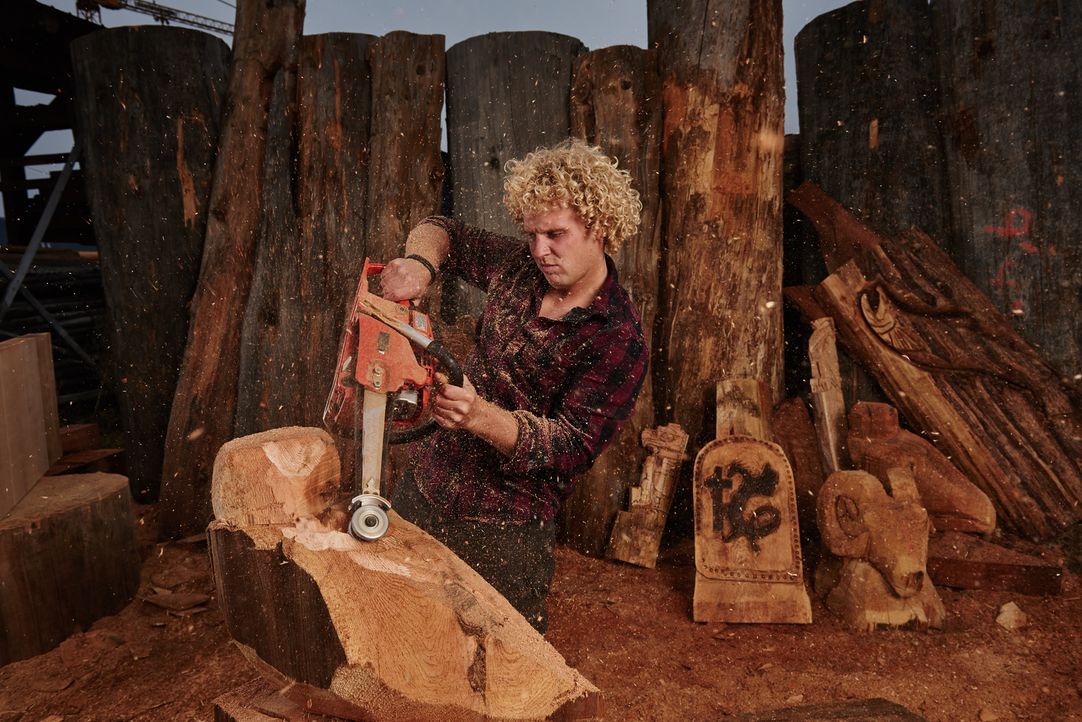 Die Männer von Pioneer Log Homes können nicht nur Multimillionen-Dollar-Holzhütten bauen, sondern aus normalen Holzstümpfen einzigartige Figuren sch... - Bildquelle: 2015 Custom Carvers Productions Inc.
