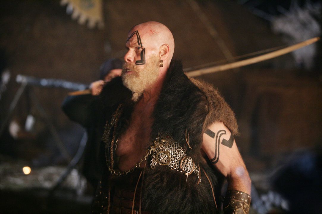 Noch ahnt König Gunnar (Ron Perlman) nicht, dass der Fremde in seinem Schlepptau ein tollwütiges Monster von einem anderen Stern mitgebracht hat, da... - Bildquelle: Telepool