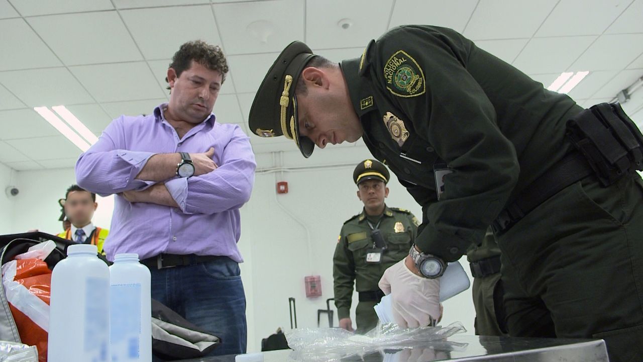 Am El Dorado International Airport in Bogotá halten die Sicherheitsbeamten e... - Bildquelle: 2015 NGC Network Latin America, LLC.
