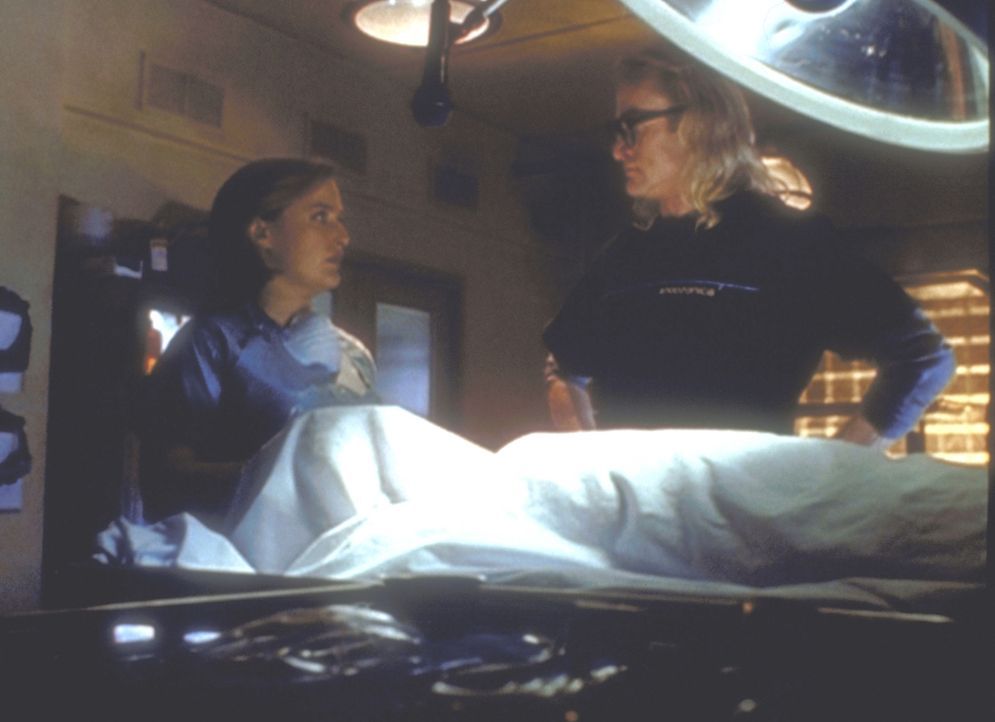 Scully (Gillian Anderson, l.) und Langley (Dean Haglund, r.) wollen herausfinden, woran ihr Freund wirklich gestorben ist. - Bildquelle: TM +   2000 Twentieth Century Fox Film Corporation. All Rights Reserved.