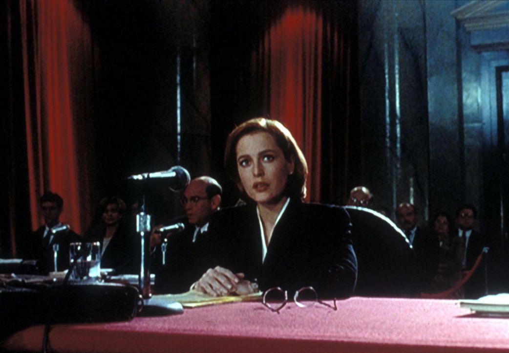 Dana Scully (Gillian Anderson) wird vor einen Untersuchungsausschuss des Senats zitiert. Um ihre Kollegen nicht zu gefährden, muss sie jedoch die Au... - Bildquelle: TM +   Twentieth Century Fox Film Corporation. All Rights Reserved.