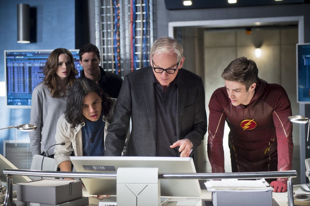 Zusammen arbeiten Caitlin (Danielle Panabaker, hinten l.), Ronnie (Robbie Amell, hinten r.), Cisco (Carlos Valdes, vorne l.), Dr. Stein (Victor Garb... - Bildquelle: Warner Brothers.
