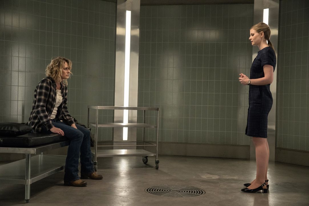Mary (Samantha Smith, l.); Lady Toni Bevell (Elizabeth Blackmore, r.) - Bildquelle: Jack Rowand 2016 The CW Network, LLC. All Rights Reserved/Jack Rowand / Jack Rowand