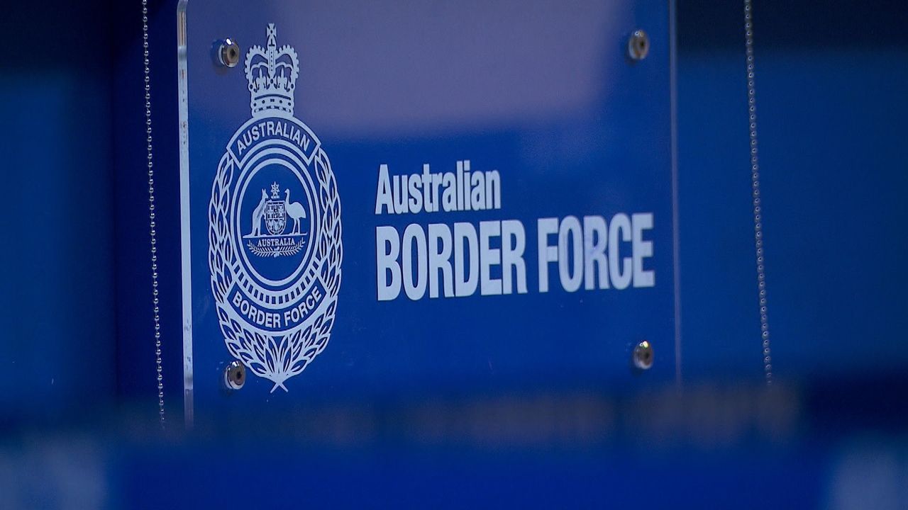 Die Beamten in Sydney stellen bei einer einreisenden Frau große Mengen verbo... - Bildquelle: Seven Productions 2018