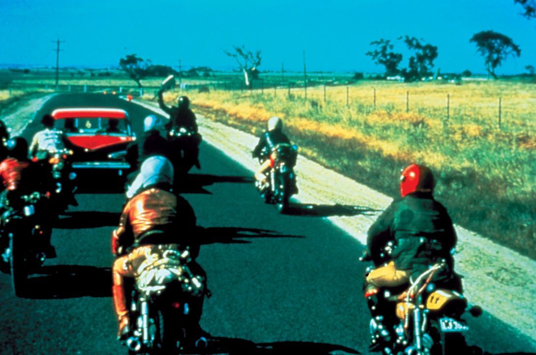 Auf den Highways treiben brutale Banden ihr Unwesen und liefern sich wilde Rennen mit der Polizei ... - Bildquelle: Warner Bros.