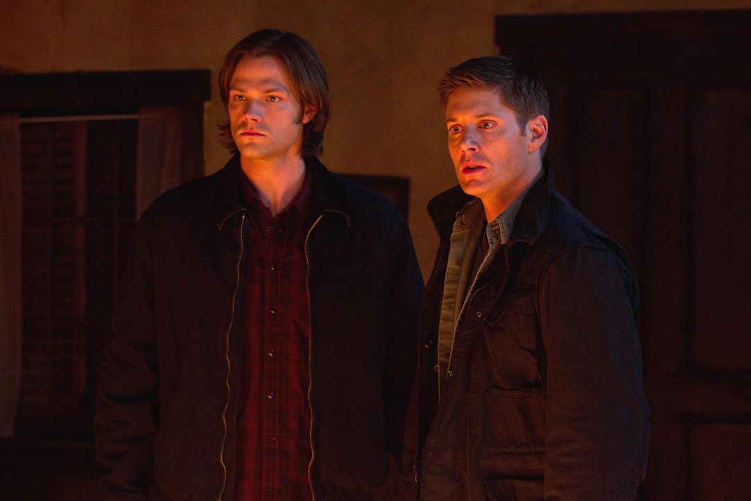 Wie werden Sam (Jared Padalecki, l.) und Dean (Jensen Ackles, r.) mit der ernüchternden Erkenntnis über Castiel umgehen? - Bildquelle: Warner Bros. Television