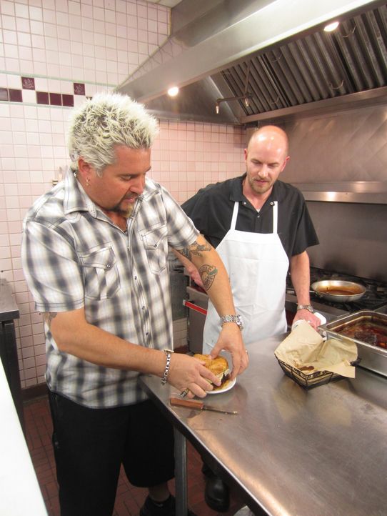 Guy Fieri (l.) - Bildquelle: 2013, Television Food Network, G.P. All Rights Reserved.