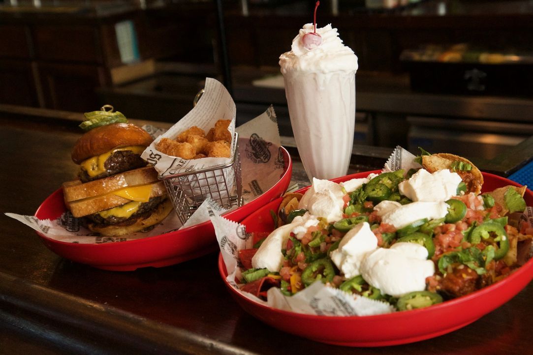 Ob das gutgehen kann? In Charleston nimmt Casey an der "Belt Buster Challenge" teil, bei der er einen riesigen Burger mit Unmengen an Nachos und ein... - Bildquelle: 2017,The Travel Channel, L.L.C. All Rights Reserved.