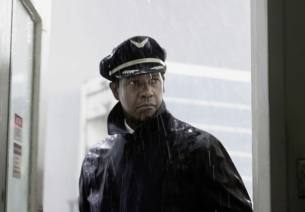 Pilot Whip Whitaker (Denzel Washington) steht an einem Wendepunkt in seinem Leben ... - Bildquelle: Robert Zuckerman 2012 PARAMOUNT PICTURES. ALL RIGHTS RESERVED.