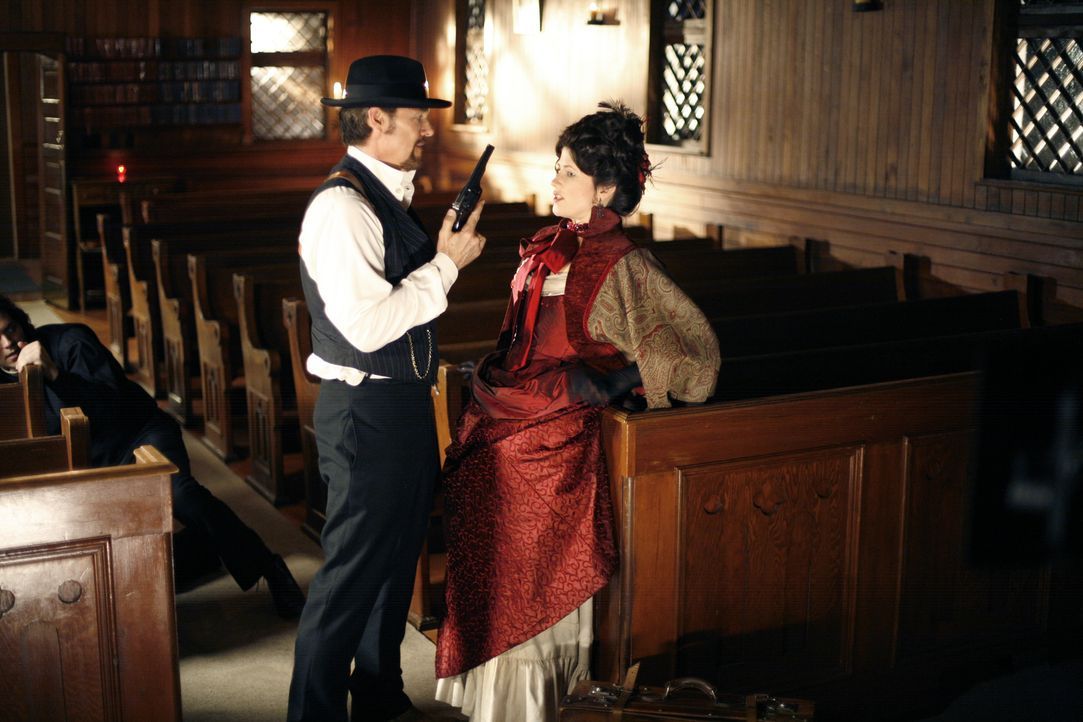 Selbst in der Kirche ist ihr Boss Tom Rourke (Greg Evigan, l.) der schönen und taffen Diana McQueen (Daphne Zuniga, r.) immer auf den Fersen. So wil... - Bildquelle: 2008 MAIL ORDER BRIDE PRODUCTIONS INC.