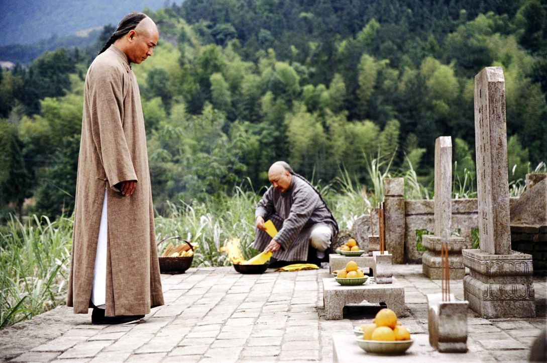 Bisher hieß Kampf für Huo Yuanjia (Jet Li, l.) nur brutale Auseinandersetzung. Als jedoch seine Familie, aufgrund seines Hochmutes getötet wird, ver... - Bildquelle: Constantin Film Verleih GmbH